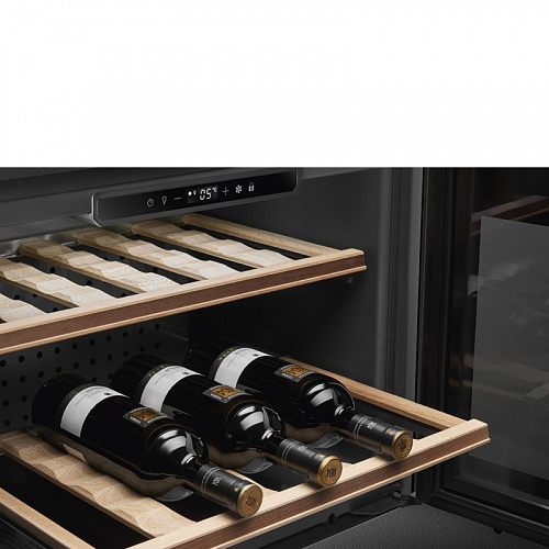 Винные шкафы SMEG CVI121B3