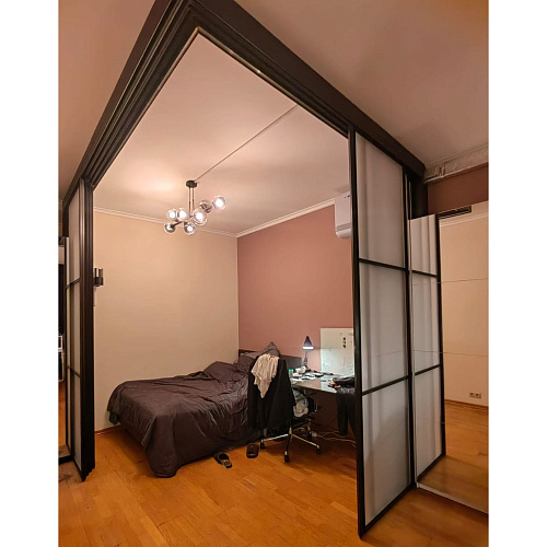 Раздвижные перегородки в проем 4в 1 угловая 3000х2700/4000х2700 черный/стекло сатинат